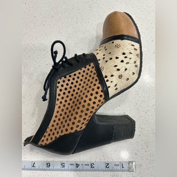 Gold Button Oxford bootie - Picture 3 of 4